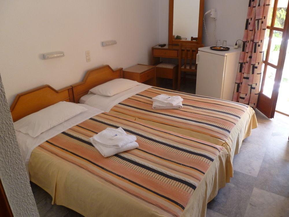 Hotel Liberty 1 Agia Marina  Exteriör bild